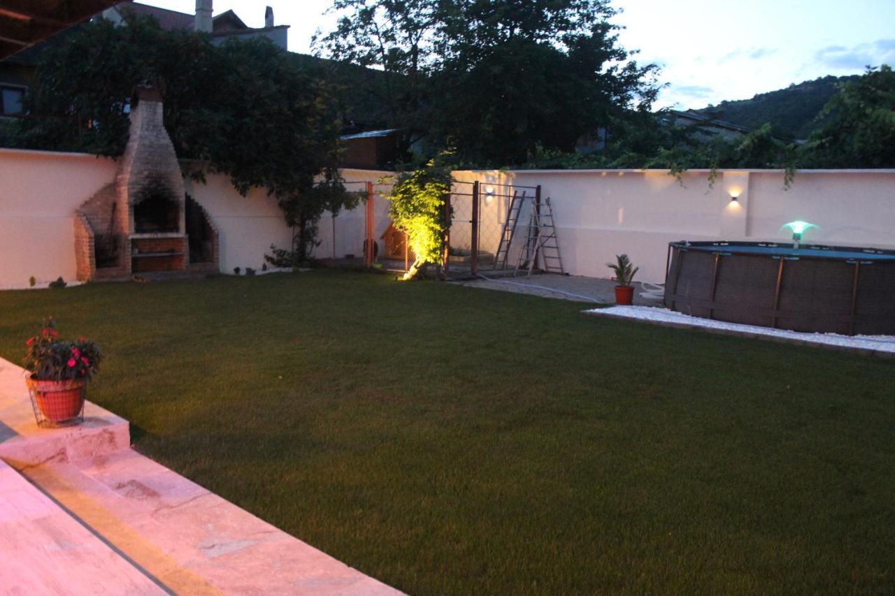 Pretty Garden Orsova Exterior photo